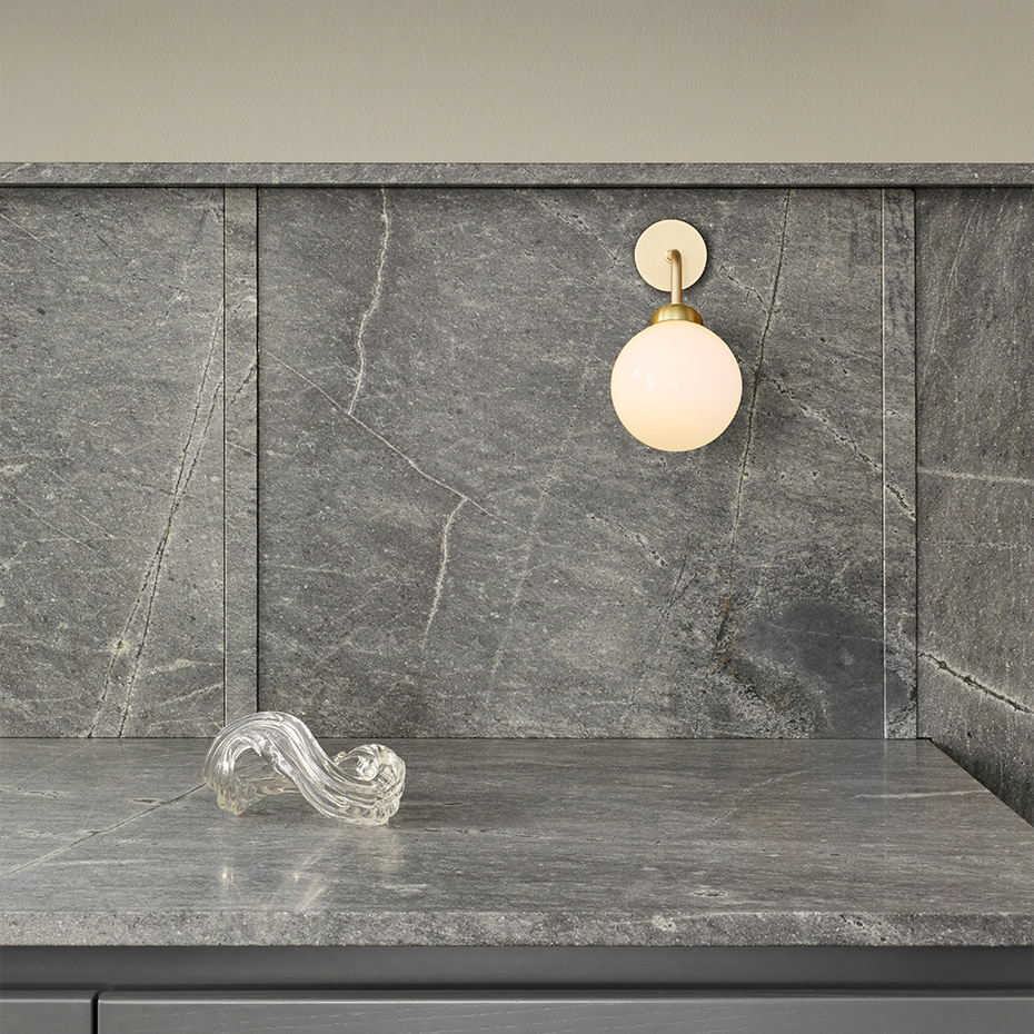 Apiales Vägglampa Brushed Brass/Opal White