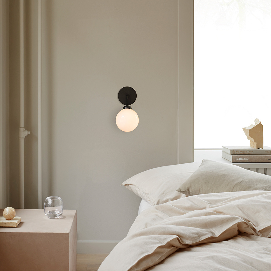 Apiales Vägglampa Satin Black/Opal White