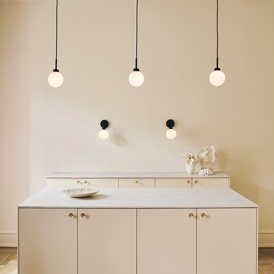 Apiales Vägglampa Satin Black/Opal White