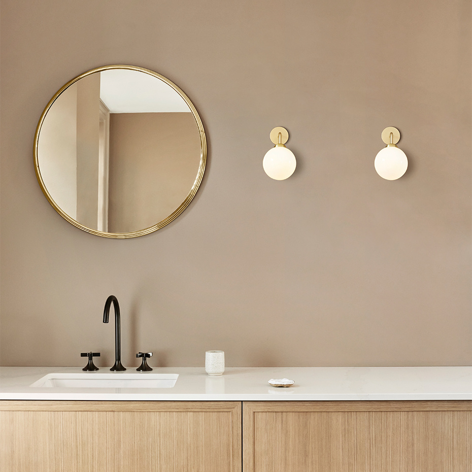 Apiales Vägglampa Brushed Brass/Opal White Direktmontage