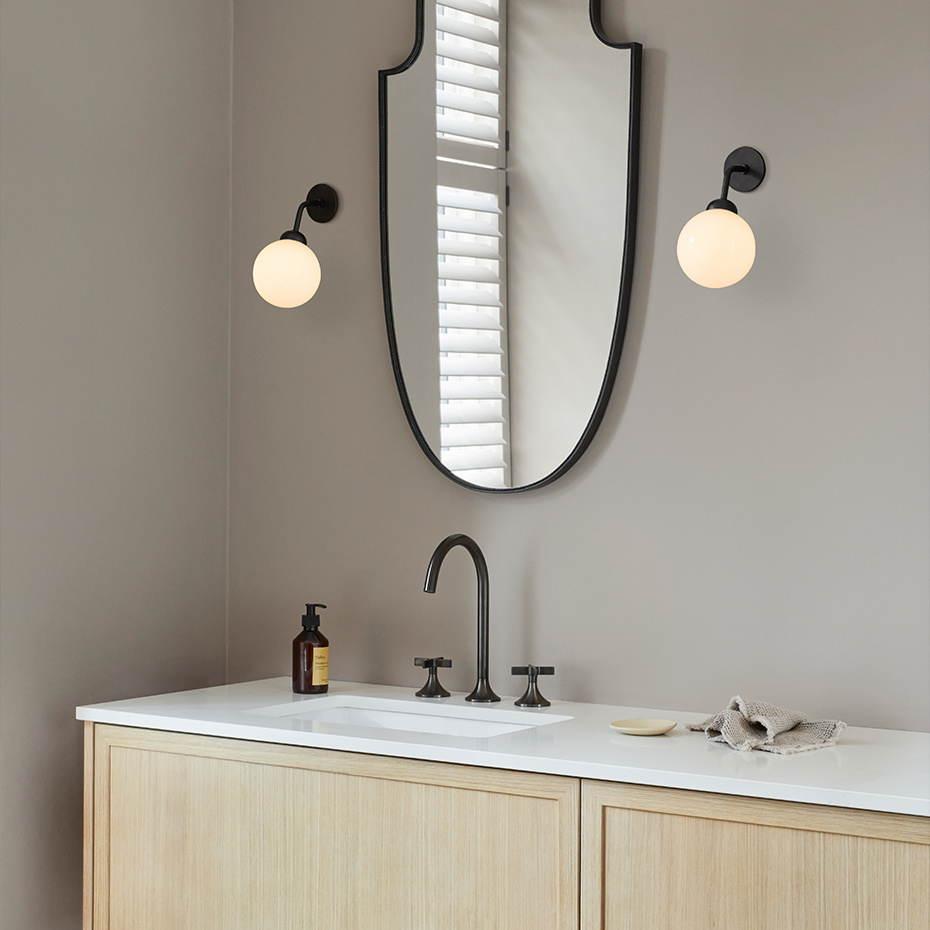 Apiales Vägglampa Satin Black/Opal White Direktmontage