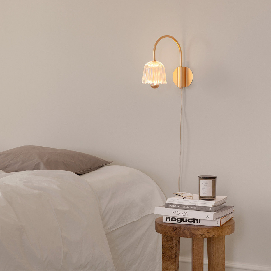 Asteea Vägglampa Satin Brass/Ripple Clear