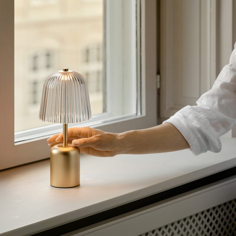 Asteea Bordslampa Portable Satin Brass/Ripple Clear