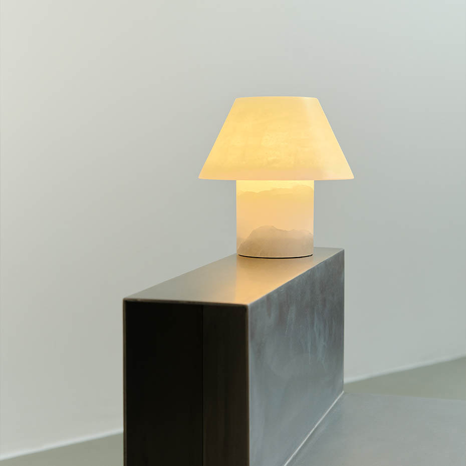 Petra M PE Bordslampa Alabaster