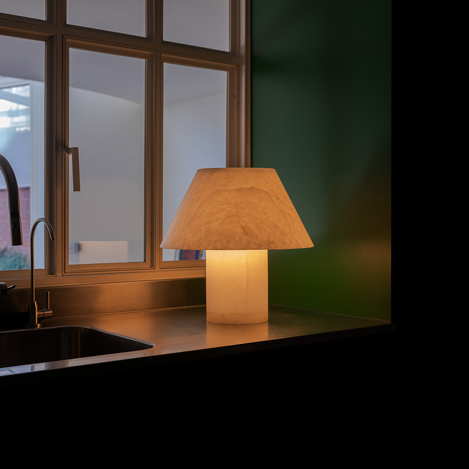 Petra M ME Bordslampa Alabaster
