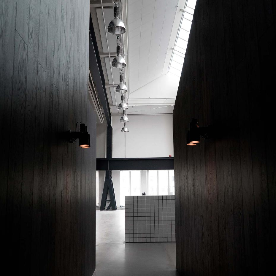 Volume 2 Vägglampa Cable Medium Slate Grey/Brass