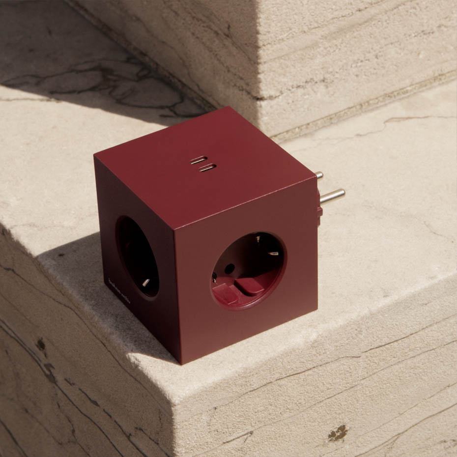 Square 2 Grenuttag Dual USB-C 30W Bauhaus-Archiv Edition Mulberry Red