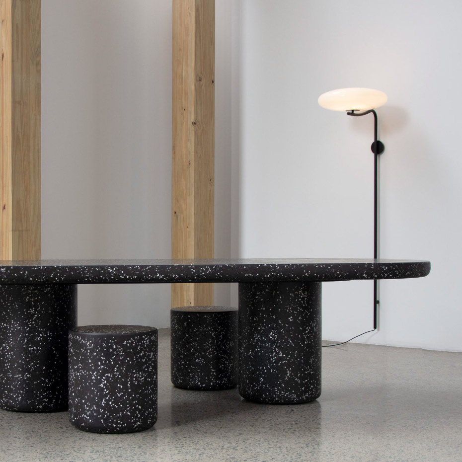 Model 2065 Vägglampa Black/White With Plug