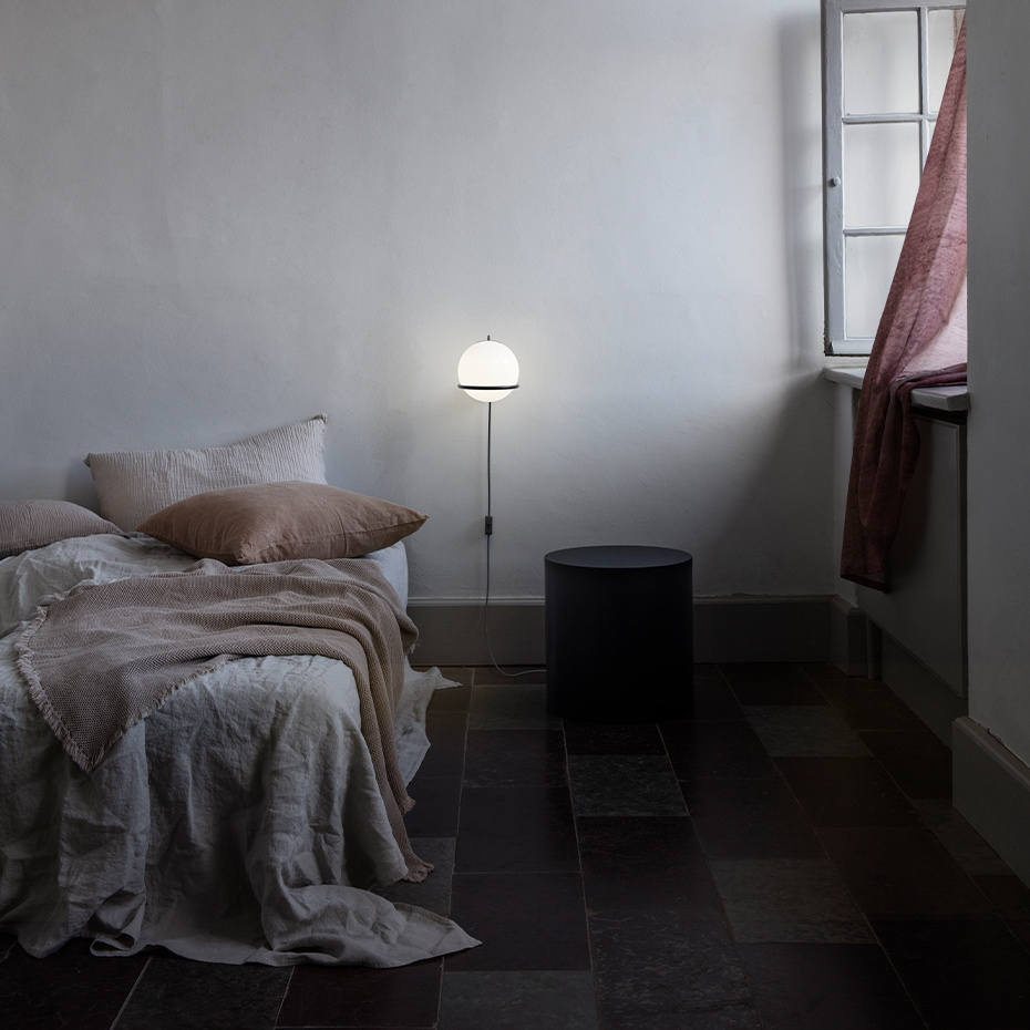 Model 237/1 Vägglampa Opal Glass/Black