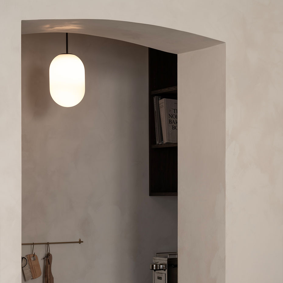 Noor Pendel Medium Opalglas/Svart Krom