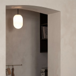 Noor Pendel Medium Opalglas/Svart Krom Noor Pendel Medium Opalglas/Svart Krom