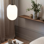 Noor Pendel Medium Opalglas/Svart Krom Noor Pendel Medium Opalglas/Svart Krom