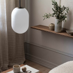 Noor Pendel Medium Opalglas/Svart Krom Noor Pendel Medium Opalglas/Svart Krom