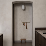 Noor Pendel Medium Opalglas/Svart Krom Noor Pendel Medium Opalglas/Svart Krom