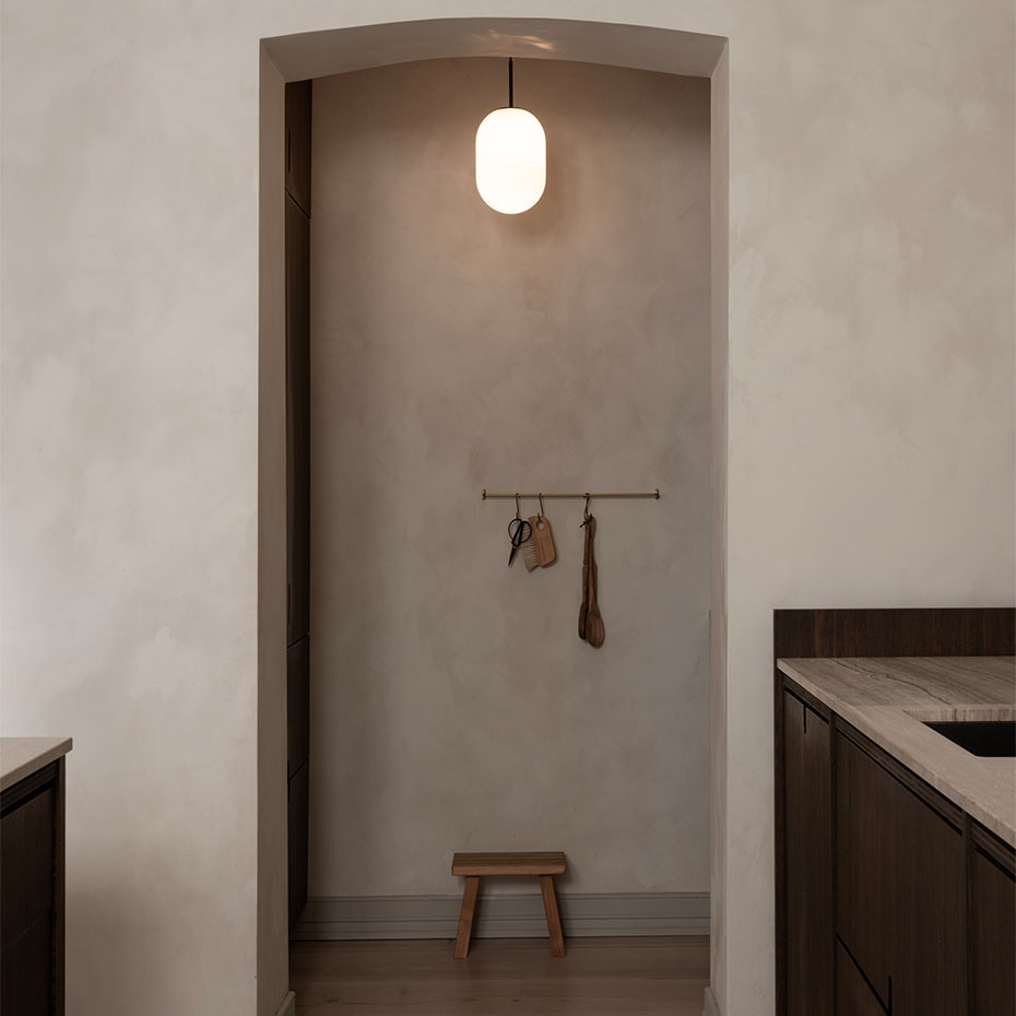 Noor Pendel Medium Opalglas/Svart Krom