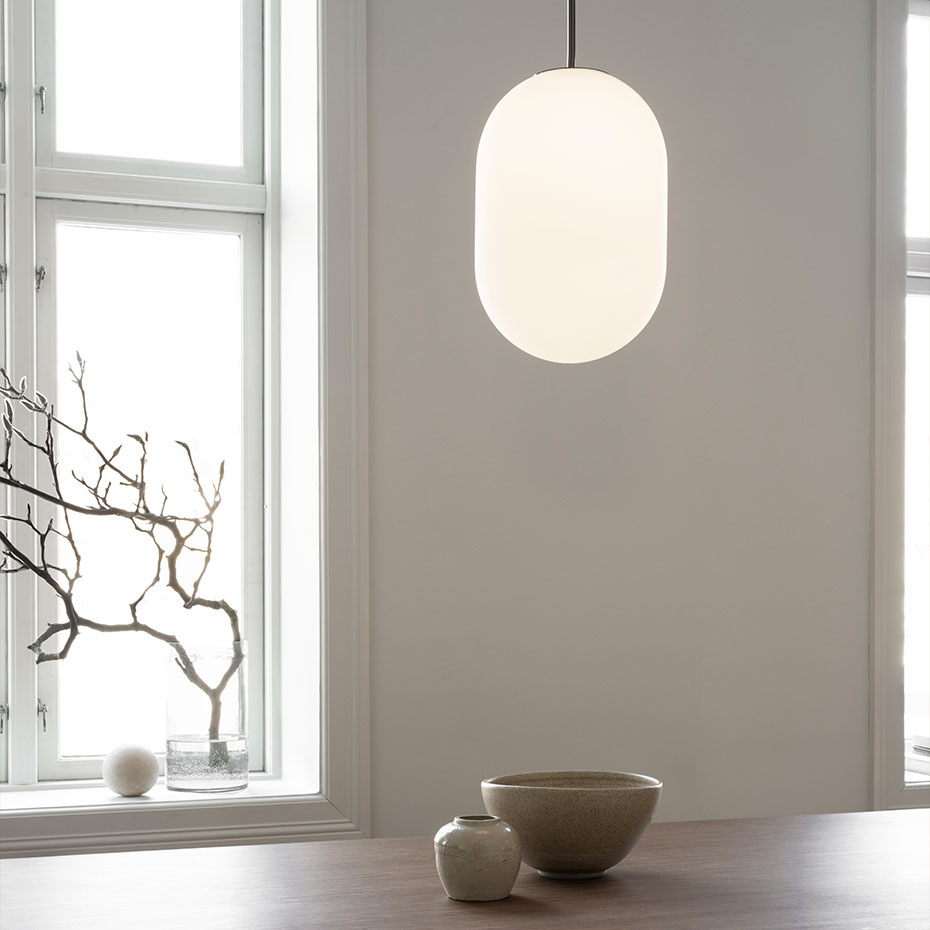 Noor Pendel Large Opalglas/Svart Krom