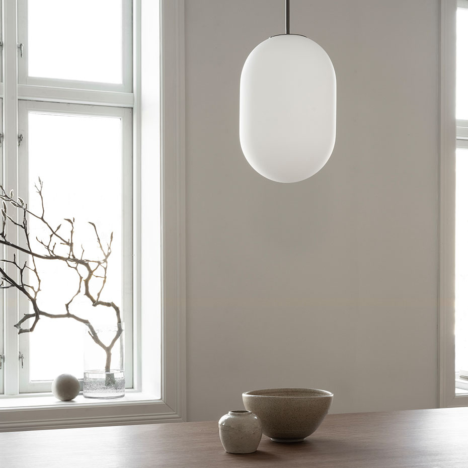 Noor Pendel Large Opalglas/Svart Krom