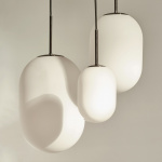 Noor Pendel Large Opalglas/Svart Krom Noor Pendel Large Opalglas/Svart Krom