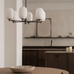 Noor Ljuskrona Opalglas/Svart Krom Noor Ljuskrona Opalglas/Svart Krom