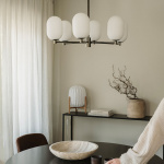 Noor Ljuskrona Opalglas/Svart Krom Noor Ljuskrona Opalglas/Svart Krom