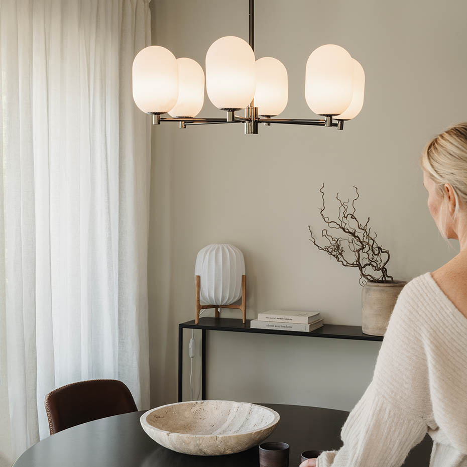 Noor Ljuskrona Opalglas/Svart Krom