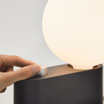 Alumina Bordslampa/Vgglampa Charcoal + Sphere IV LED Blub