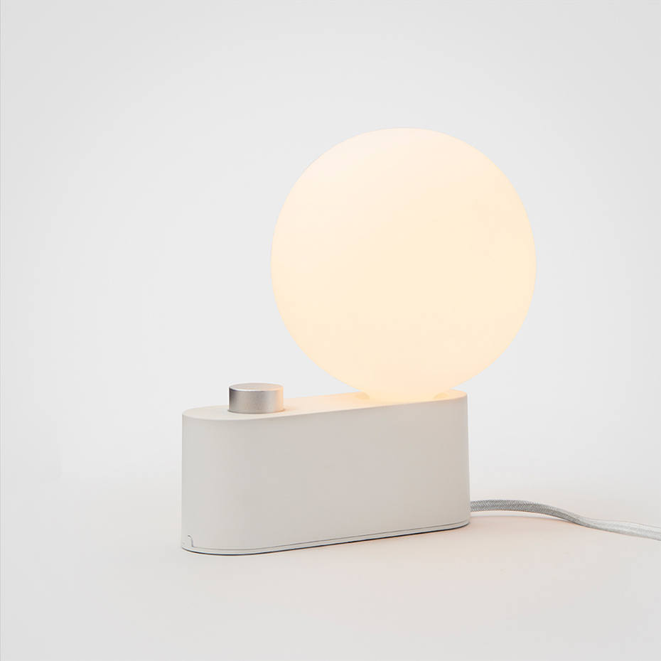 Alumina Bordslampa/Vägglampa Chalk + Sphere IV LED Blub