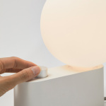 Alumina Bordslampa/Vgglampa Chalk + Sphere IV LED Blub