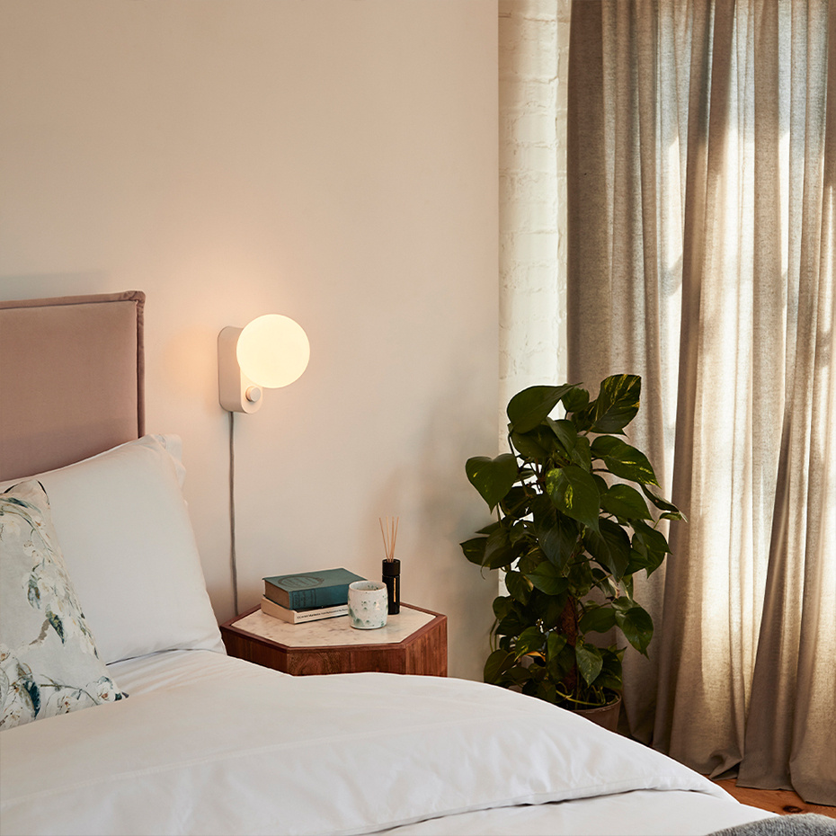 Alumina Bordslampa/Vägglampa Chalk + Sphere IV LED Blub