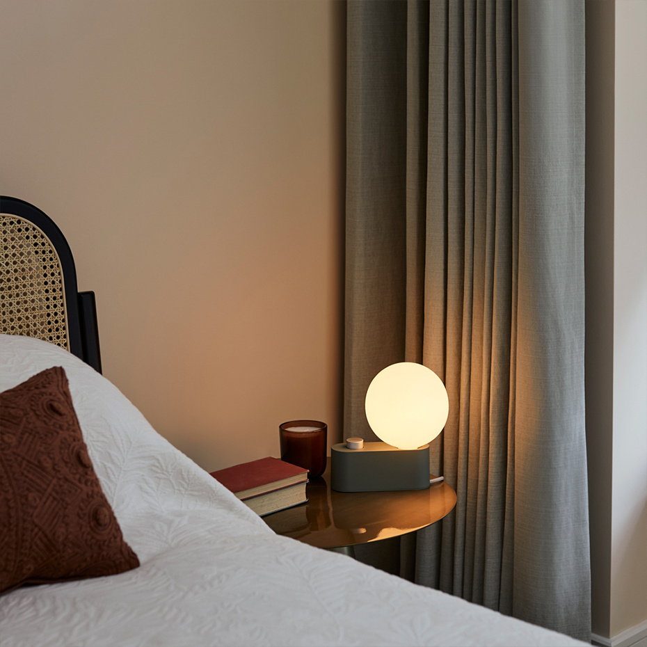 Alumina Bordslampa/Vägglampa Sage + Sphere IV LED Blub