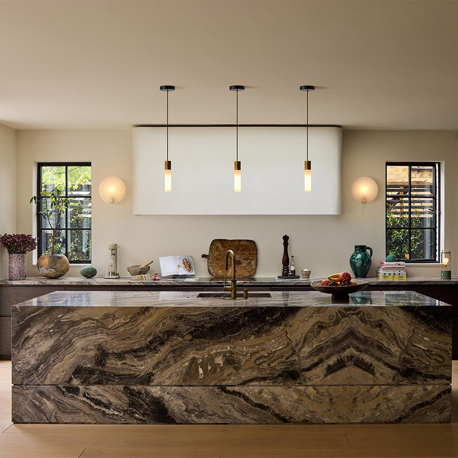 Magma Vägglampa Solid Brass & Polar White + Sphere II LED Bulb