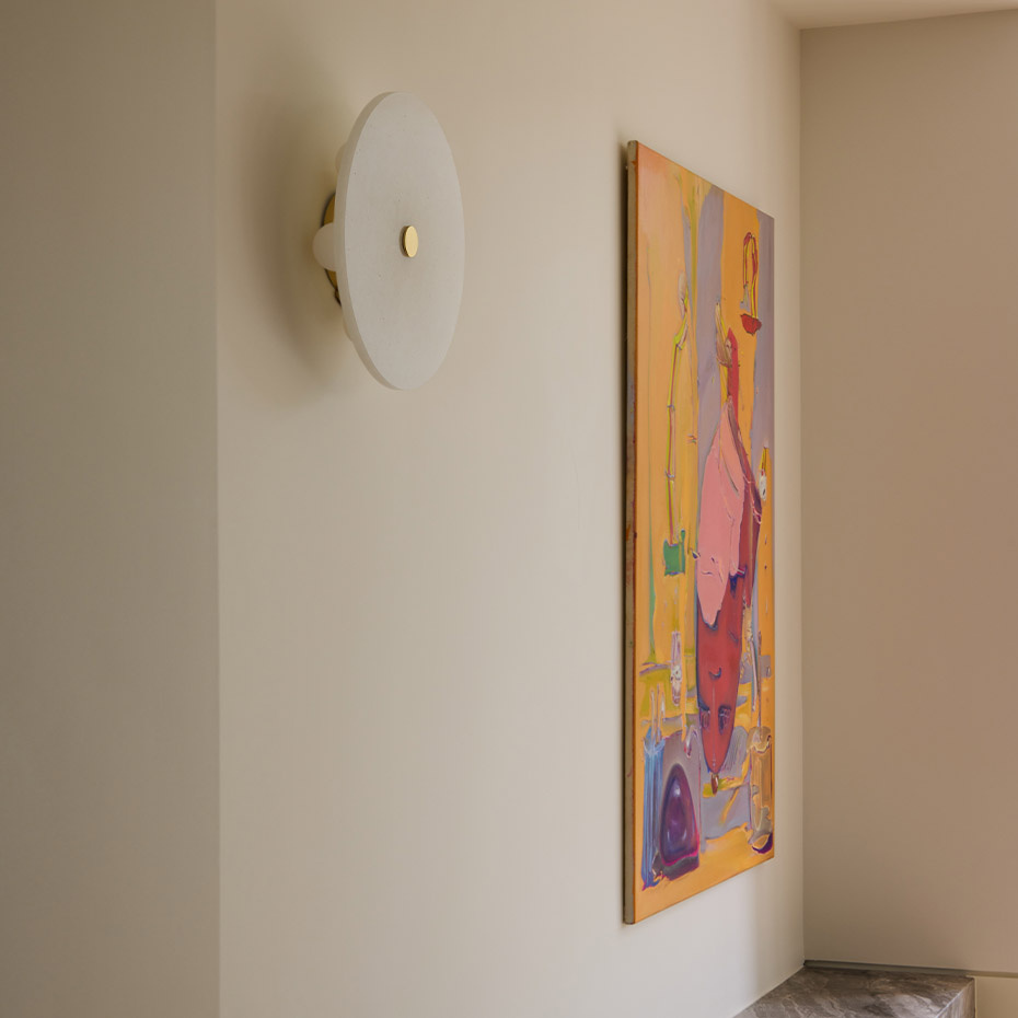 Magma Flush Mount Tak/Vägg Solid Brass & Polar White + Sphere II LED Bulbs