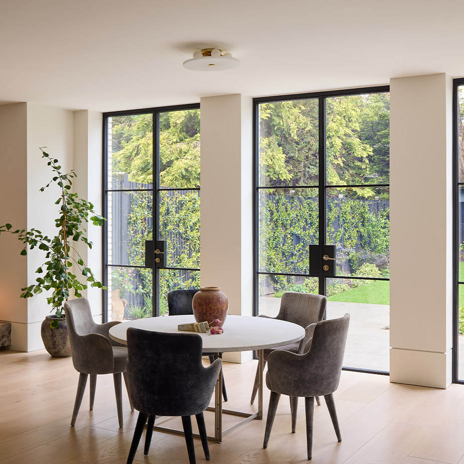 Magma Flush Mount Tak/Vägg Solid Brass & Polar White + Sphere II LED Bulbs