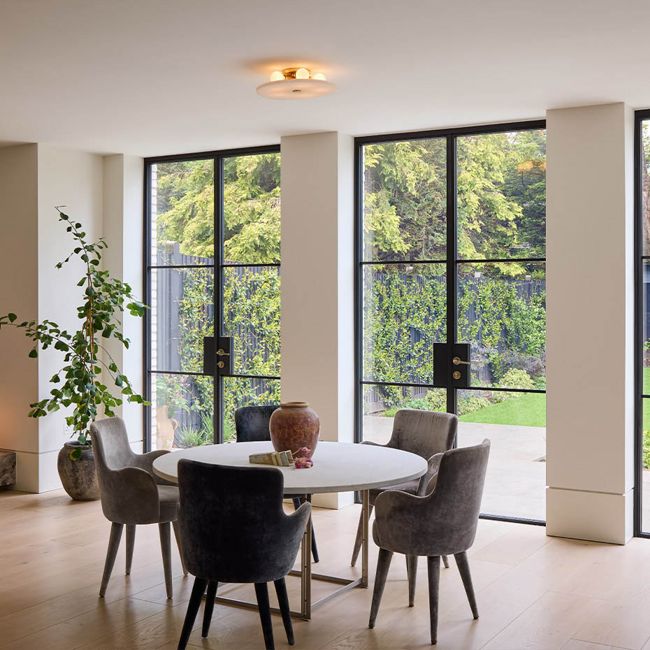 Magma Flush Mount Tak/Vägg Solid Brass & Polar White + Sphere II LED Bulbs