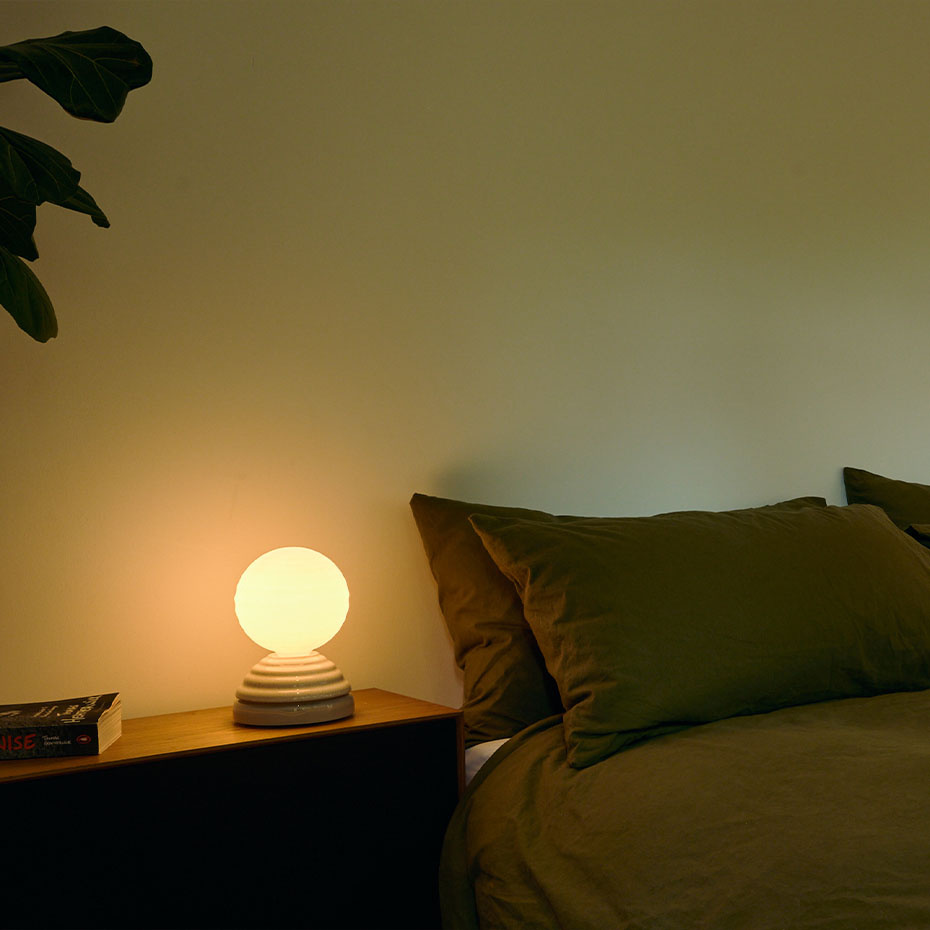 Wake Sleep Light Bordslampa Pebble White + G150 LED Bulb