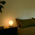 Wake Sleep Light Bordslampa Pebble White + G150 LED Bulb Wake Sleep Light Bordslampa Pebble White + G150 LED Bulb