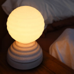 Wake Sleep Light Bordslampa Pebble White + G150 LED Bulb Wake Sleep Light Bordslampa Pebble White + G150 LED Bulb