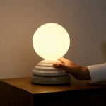 Wake Sleep Light Bordslampa Pebble White + G150 LED Bulb Wake Sleep Light Bordslampa Pebble White + G150 LED Bulb