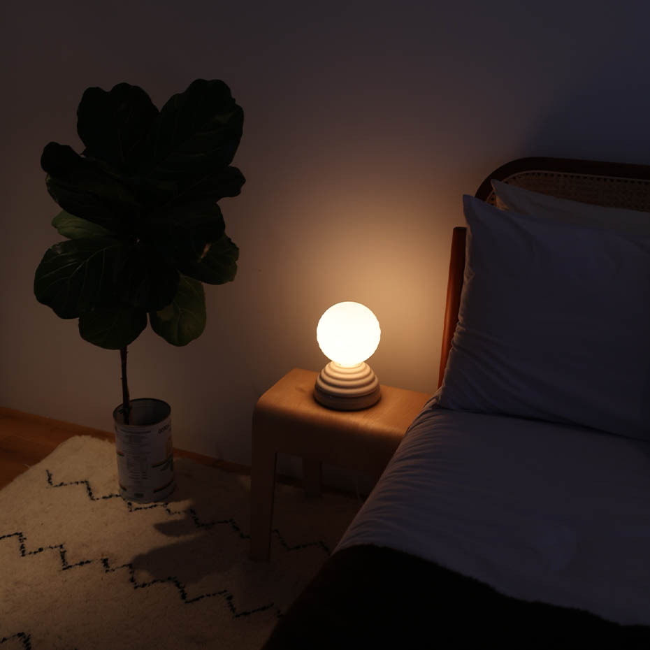 Wake Sleep Light Bordslampa Pebble White + G150 LED Bulb