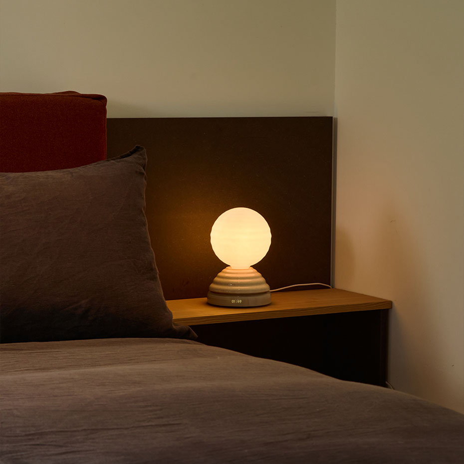 Wake Sleep Light Bordslampa Pebble White + G150 LED Bulb