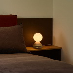 Wake Sleep Light Bordslampa Pebble White + G150 LED Bulb Wake Sleep Light Bordslampa Pebble White + G150 LED Bulb