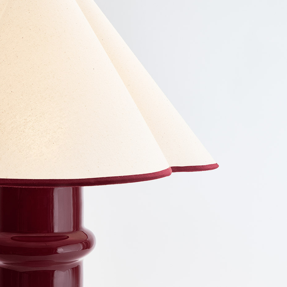 Heath Bordslampan Port Red + Matte Porcelain 2000-3000K LED Bulb