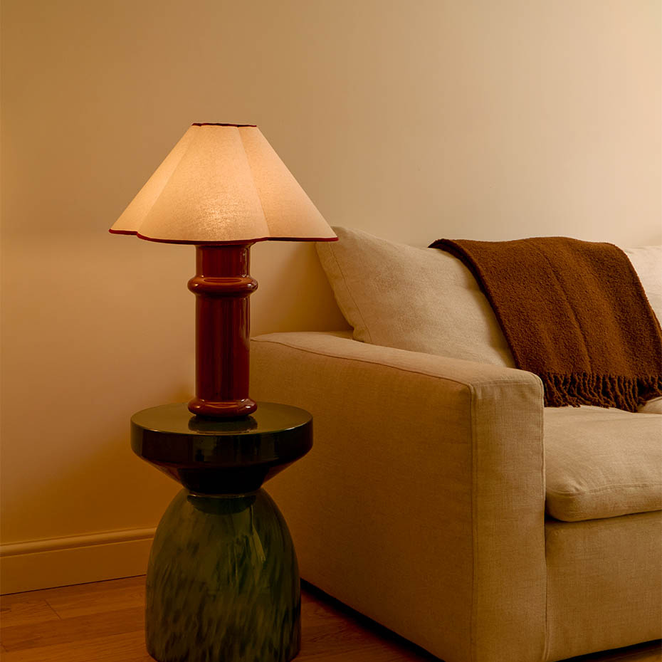 Heath Bordslampan Port Red + Matte Porcelain 2000-3000K LED Bulb