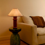 Heath Bordslampan Port Red + Matte Porcelain 2000-3000K LED Bulb Heath Bordslampan Port Red + Matte Porcelain 2000-3000K LED Bulb