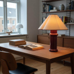 Heath Bordslampan Port Red + Matte Porcelain 2000-3000K LED Bulb Heath Bordslampan Port Red + Matte Porcelain 2000-3000K LED Bulb