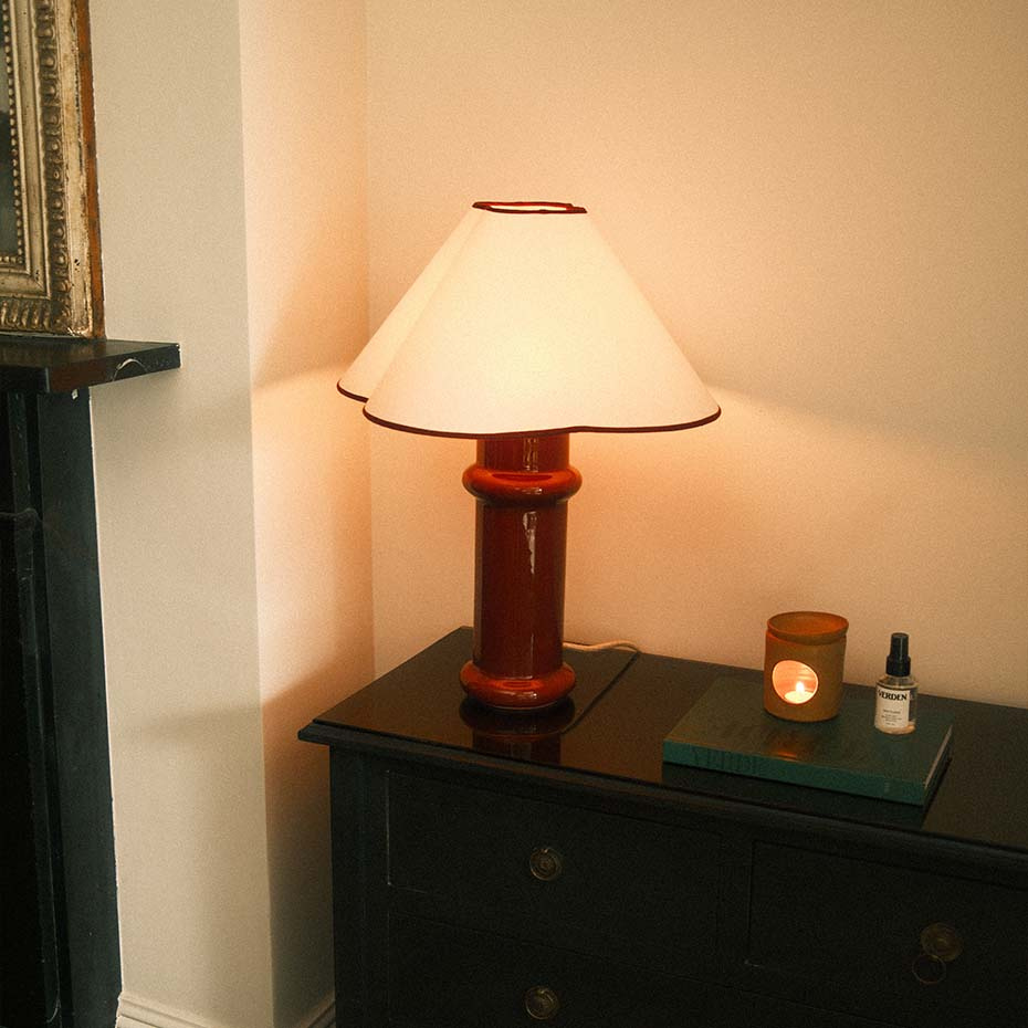 Heath Bordslampan Port Red + Matte Porcelain 2000-3000K LED Bulb