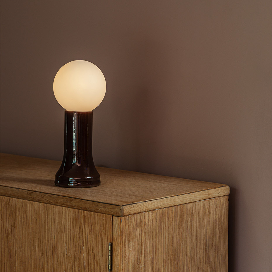 Shore Bordslampa Bottle Brown + Shore LED Bulb