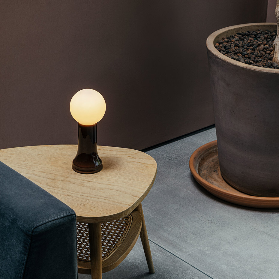 Shore Bordslampa Bottle Brown + Shore LED Bulb