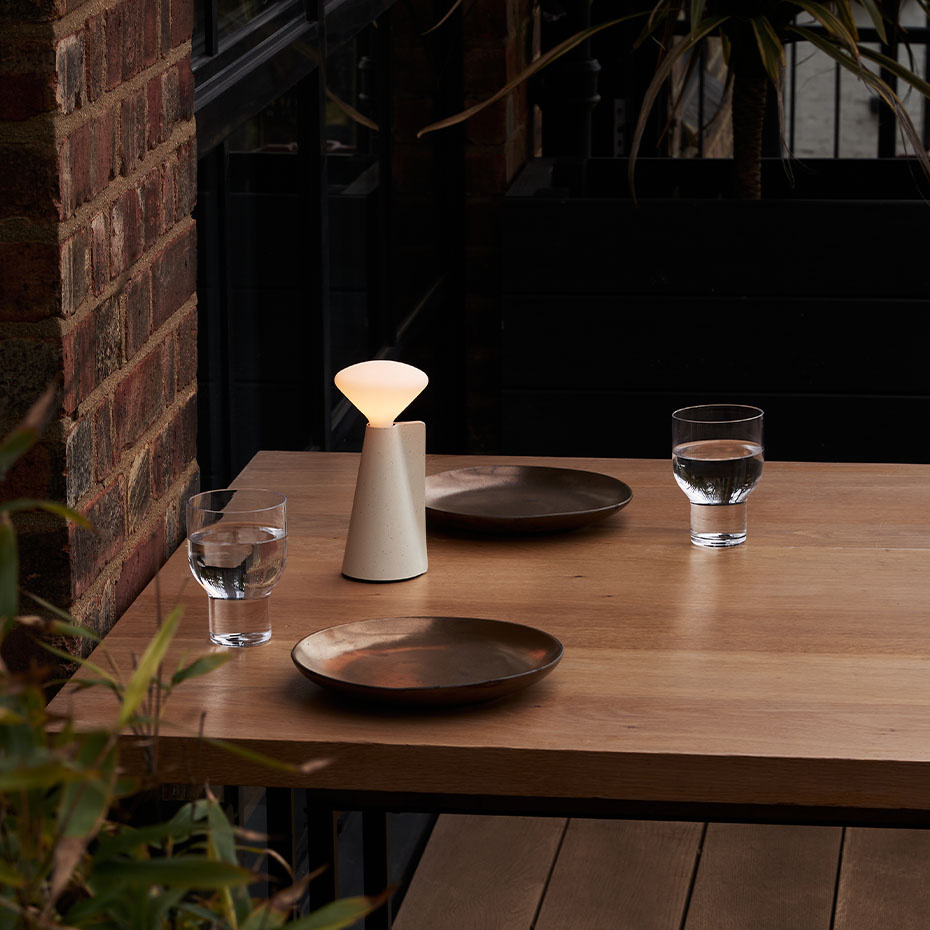 Mantle Portable Bordslampa Stone White + Mantle LED Bulb IP44