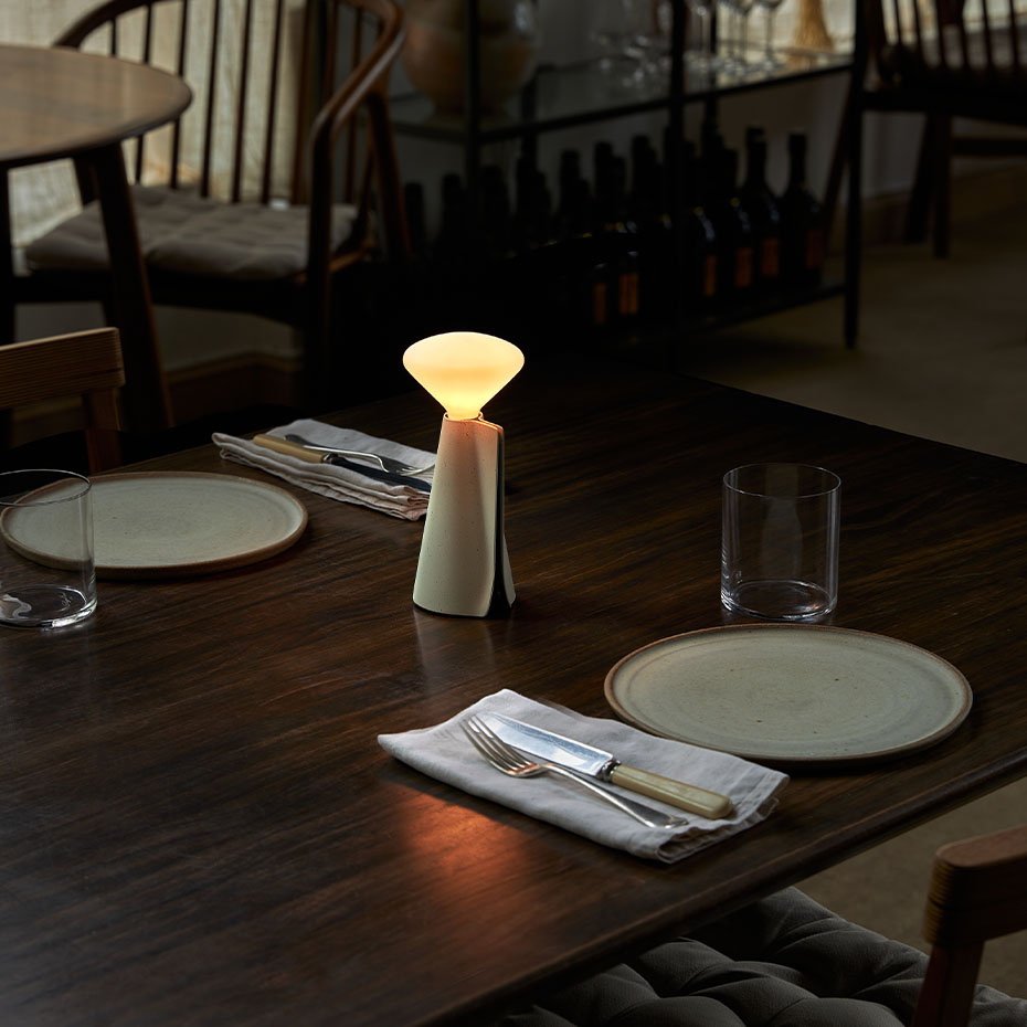 Mantle Portable Bordslampa Stone White + Mantle LED Bulb IP44